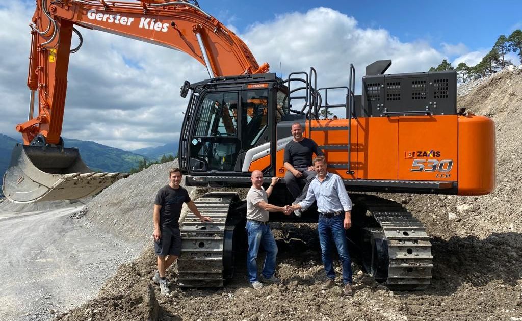 Übergabe Kiesbagger Hitachi ZX-530-7 :: Ch.Gerster AG